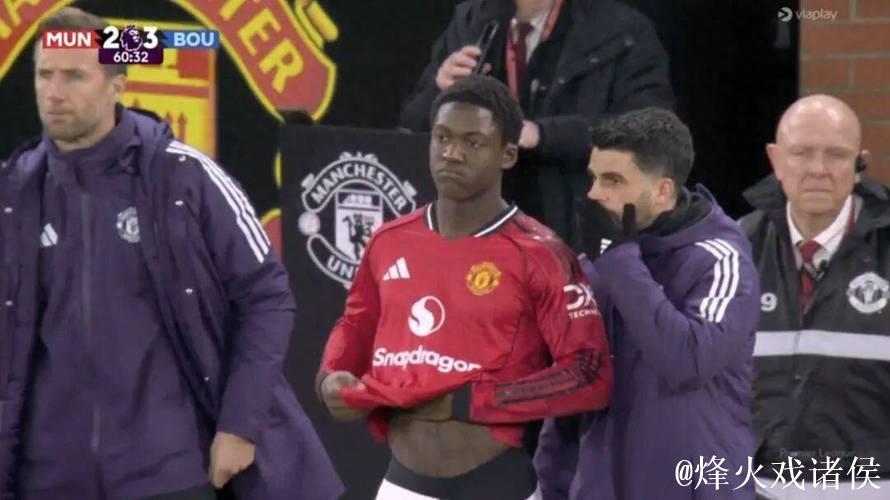 乔丹梅努哥哥穿“放梅努离队”T恤现身老特拉福德观赛 乔丹梅努哥哥穿“放梅努离队”T恤现身老特拉福德观赛